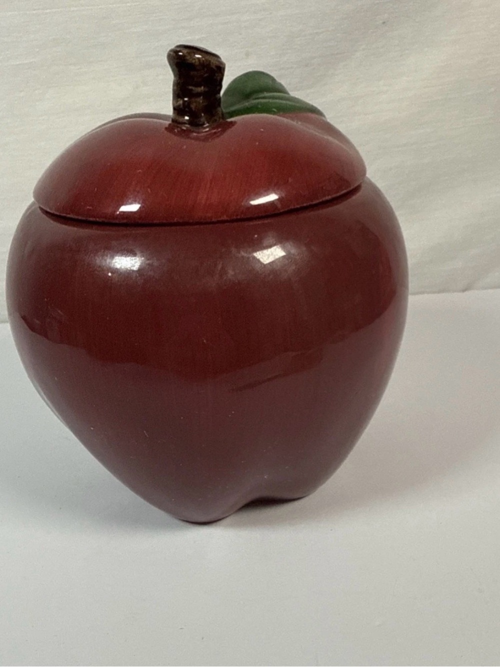 VGT Apple Ceramic Cookie Jar Glossy Ceramic Red Delicious 8.5 Inches Tall China
